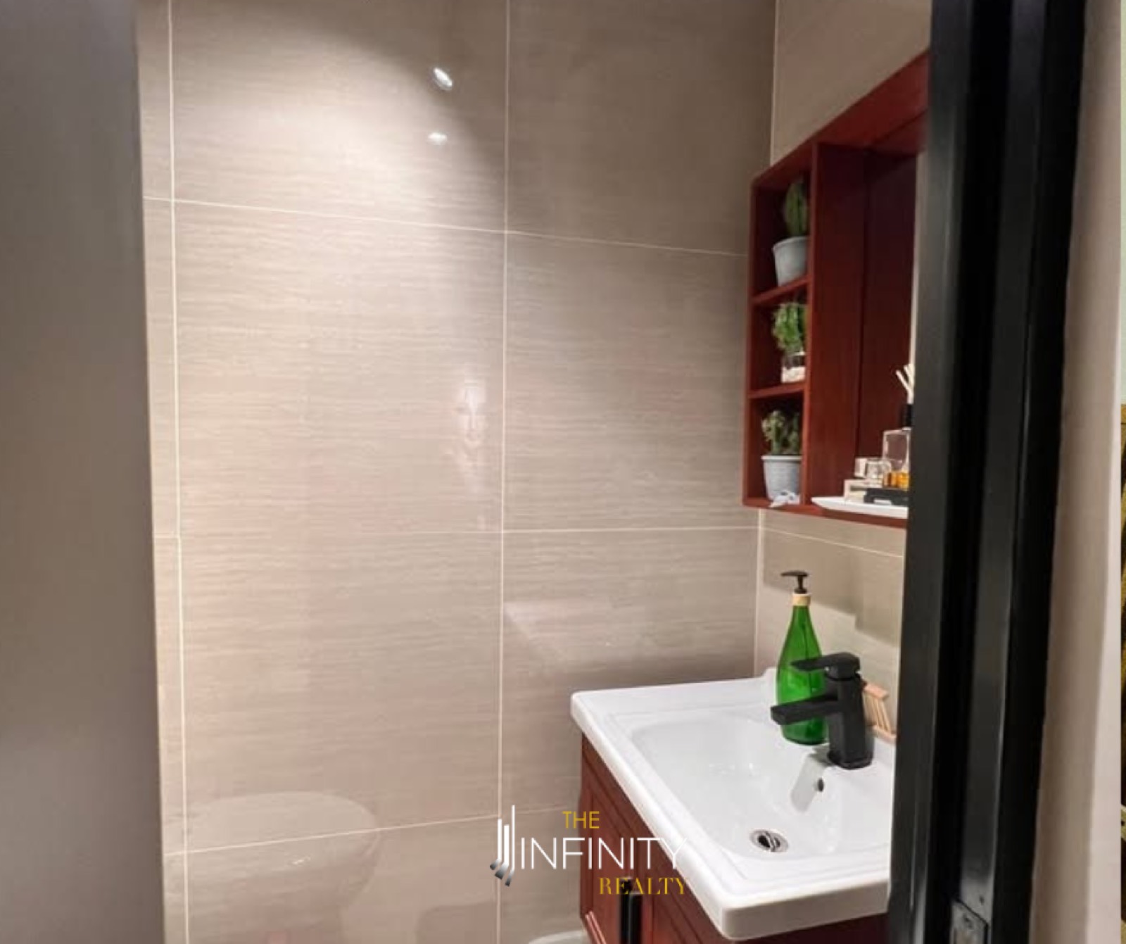 For Sale 2 Bedroom in Fairways Tower, Taguig City, photo 9 of 10