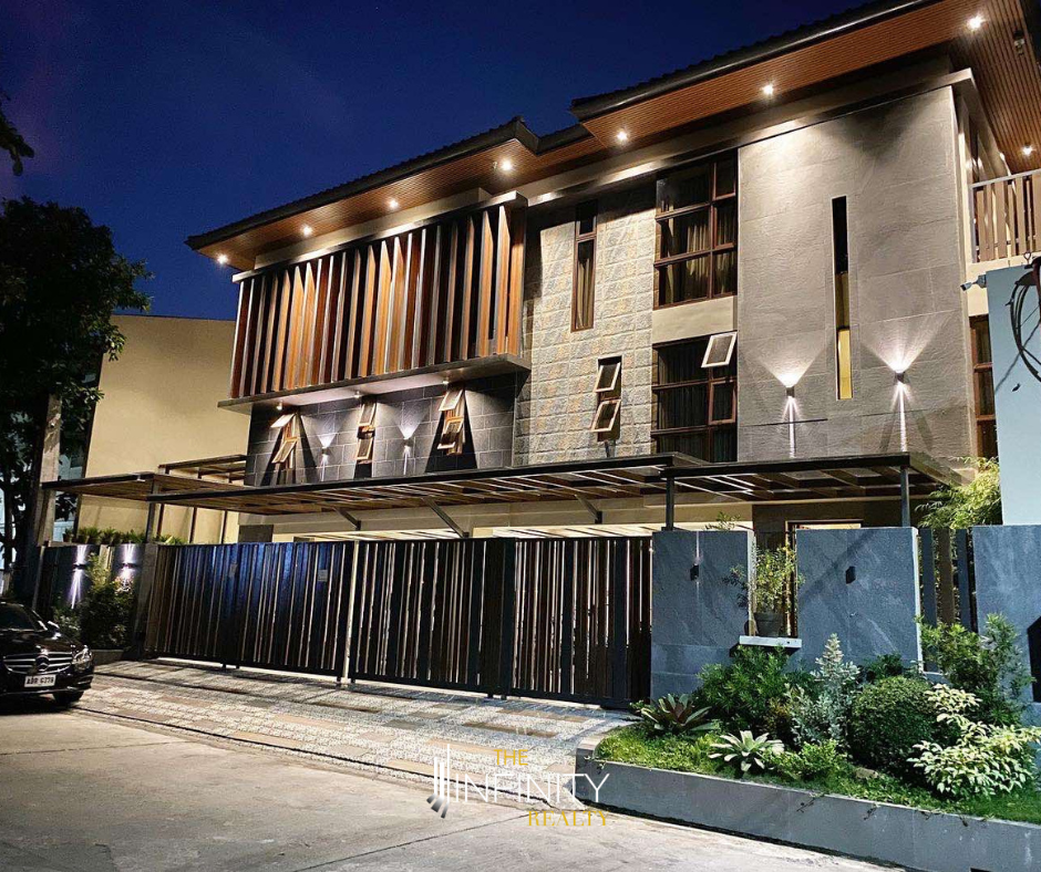 6 Bedroom For Sale in Multinational Village, Paranaque City